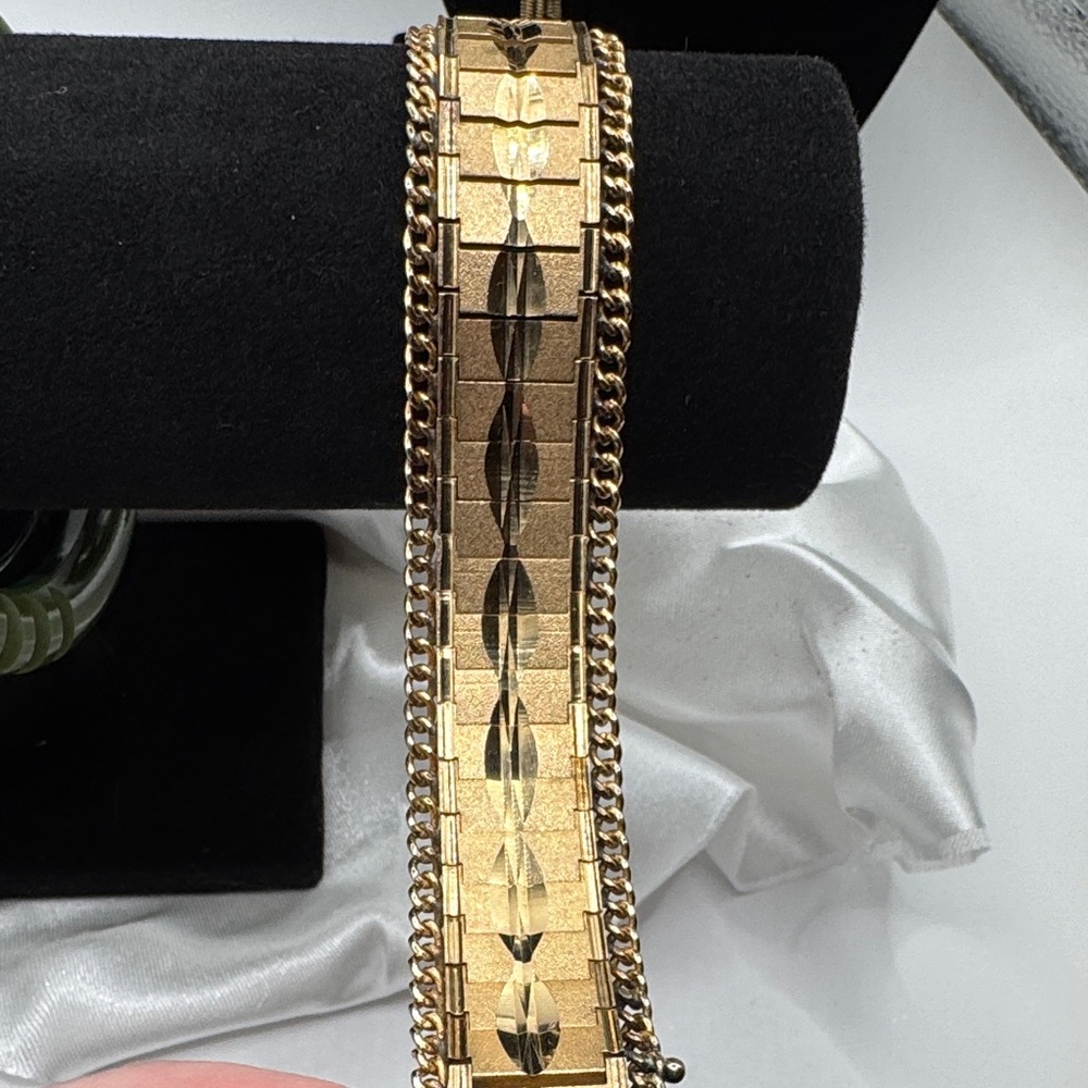 Vintage 18K gold plated etched bracelet 8” - Picture 5 of 14